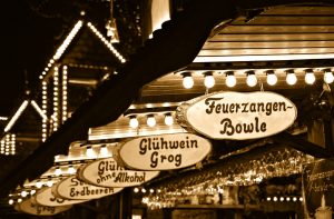 (Adrian Zenz/Shutterstock.com) Weihnachtsmarkt mit heißem Glühwein in der Nähe vom Hotel Haus Stallmeister
