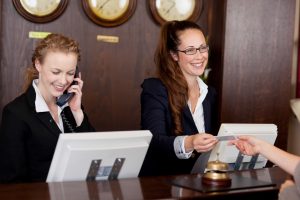 (racorn/Shutterstock.com) Check-In im Hotel Haus Stallmeister Lippstadt