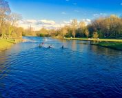 Kajakfahrer auf einem sonnigen Fluss in Lippstadt – naturnaher urlaub wie auf mallorca im Haus Stallmeister lippstadt