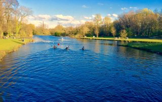 Kajakfahrer auf einem sonnigen Fluss in Lippstadt – naturnaher urlaub wie auf mallorca im Haus Stallmeister lippstadt