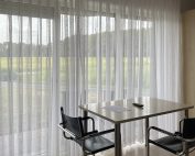 Monteurzimmer im Haus Stallmeister in Lippstadt mit Tisch, Stühlen und Blick ins Grüne