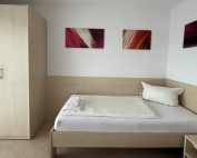 Monteurzimmer im Haus Stallmeister in Lippstadt mit Bett, Kleiderschrank und frischer Bettwäsche für längere Aufenthalte